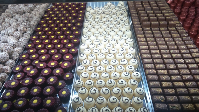 vitrine-TOURRETTES-min_chocolates_milk_chocolate_white_chocolate_truffles_candy_food_treat_cacao-1213769